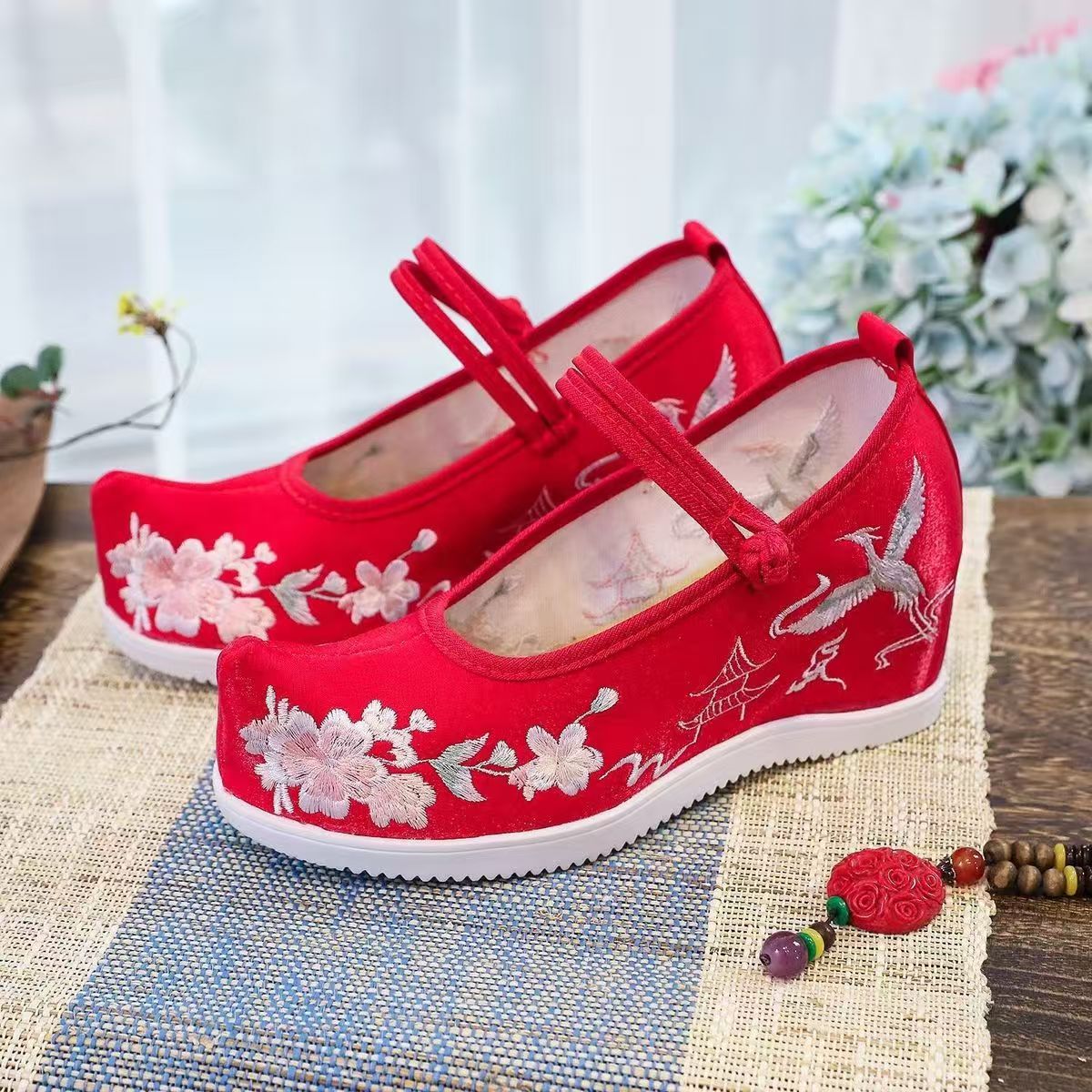 Ethnic Style - 女性用内部刺繍入り厚底靴、滑り止め付き、コックドシューズ、トゥエスニックスタイル、漢服靴、赤いウェディングシューズ
