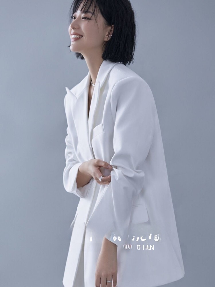 白いスーツをテーマにしたファッション雑誌の個人表紙写真アート - Ethnic Fashion Magazine のレビューと価格