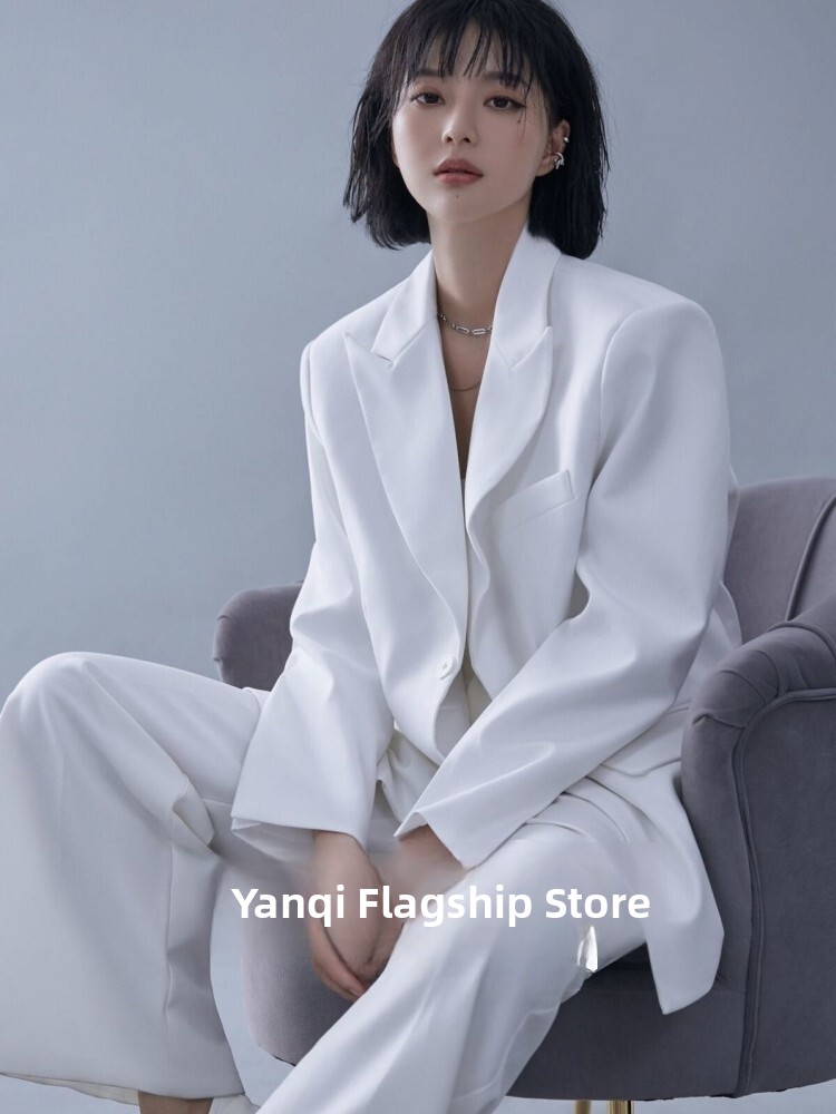 白いスーツをテーマにしたファッション雑誌の個人表紙写真アート - Ethnic Fashion Magazine のレビューと価格